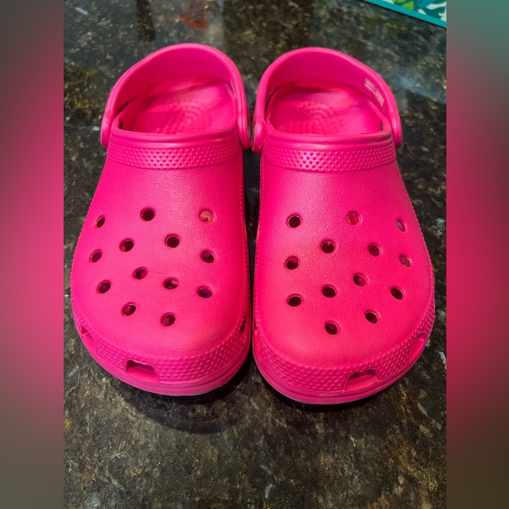 Hot Pink Crocs Size 9 Women’s / 7 Men’s EUC!